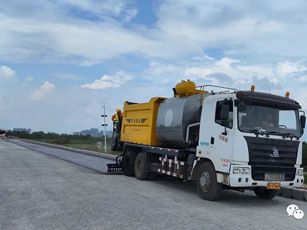 熱烈祝賀我司鶴港高速封層、透層試驗(yàn)段成功