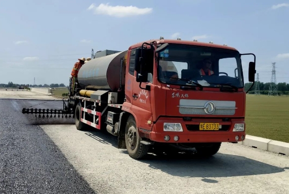 許信高速透層、封層和瀝青下面層試驗(yàn)段攤鋪圓 滿成功